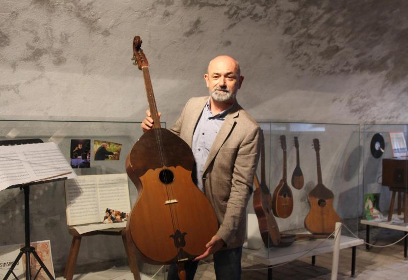 Tamburaški orkestar Mostar: Muzeju tambure u Slavonskom Brodu darovan vrijedan instrument